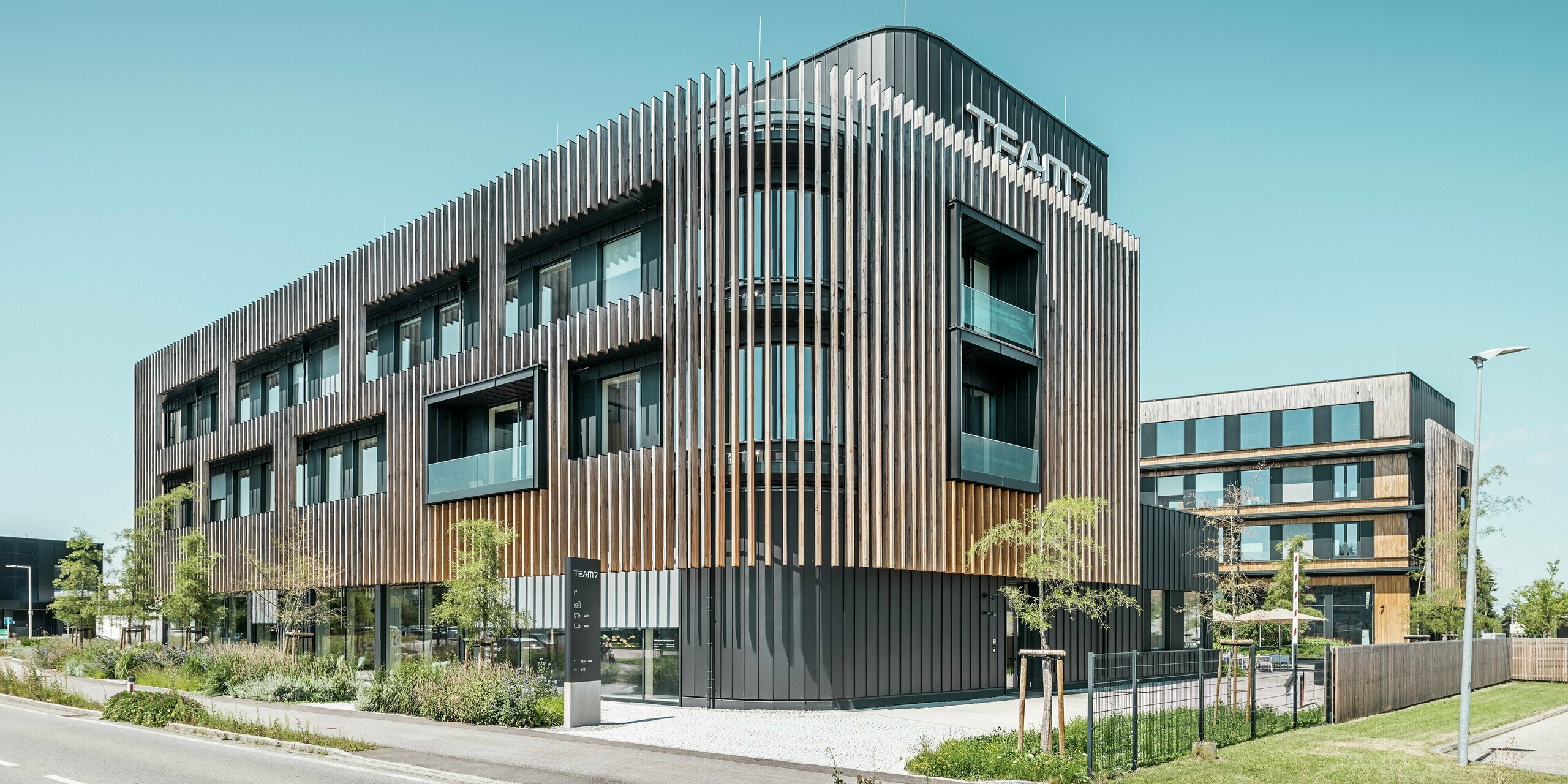 Le monde Team 7 à Ried im Innkreis associe une façade PREFALZ noir-brun à des éléments verticaux en bois marquants et à des surfaces en verre modernes. Le revêtement innovant en aluminium assure durabilité et résistance aux intempéries, et le design intemporel caractérise l'architecture. L’interaction harmonieuse des matériaux crée une image globale durable et esthétique.