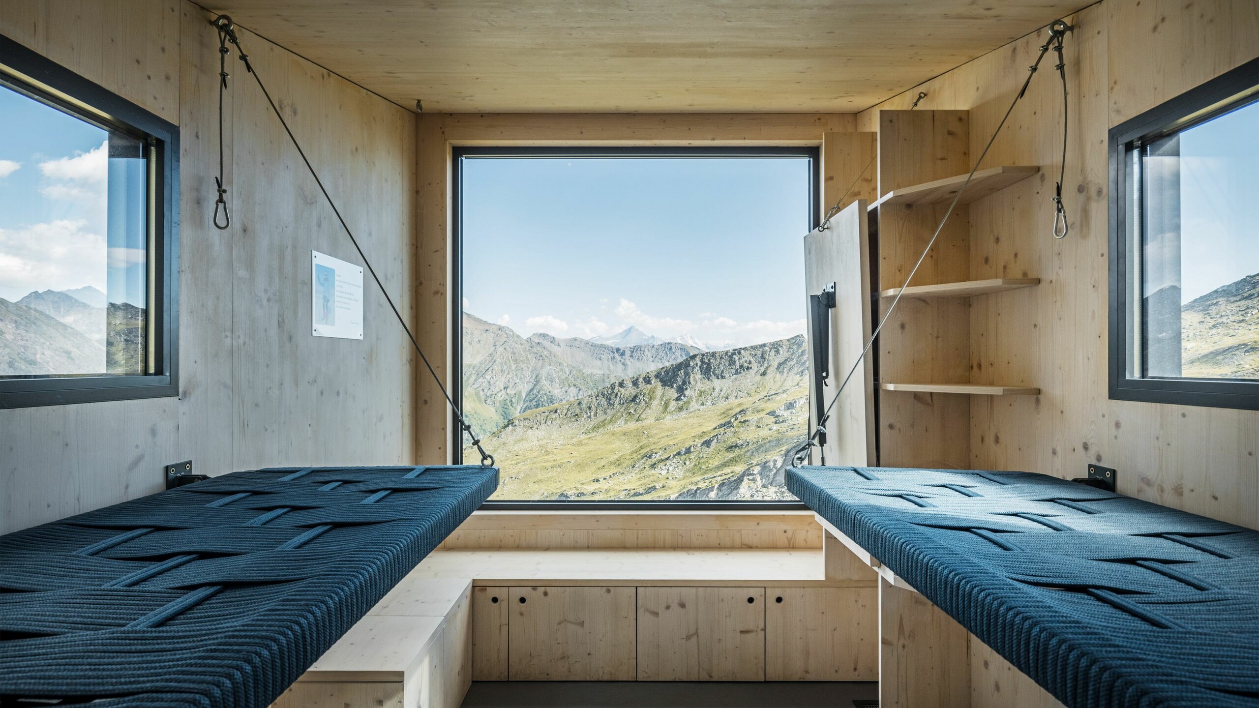 Blick ins Interieur samt Schlaf- und Ablagemöglichkeiten, die Fenster gewähren einem einen weitreichenden Blick auf die atemberaubende Naturkulisse.