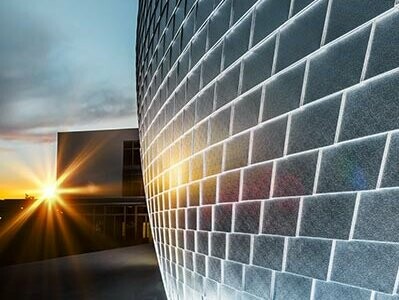 Reflet du soleil sur les bardeux aluminium naturel PREFA de la salle de sport en République Tchèque