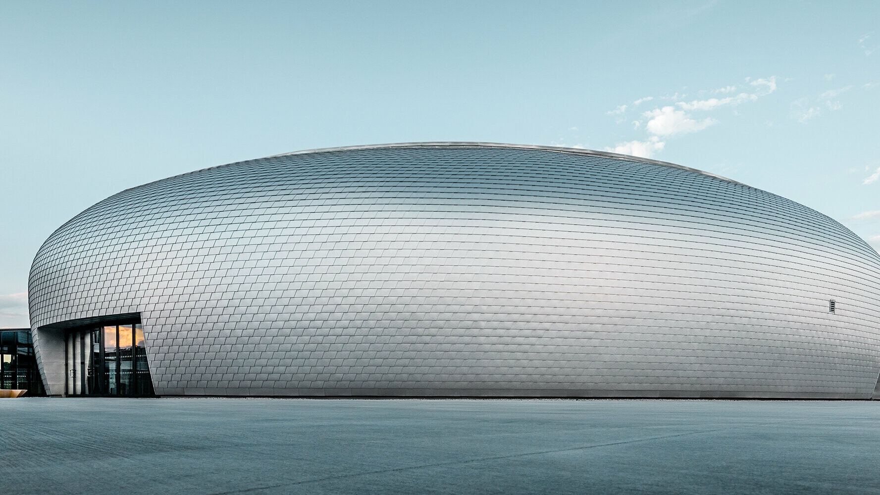 Tschechische Sporthalle mit PREFA Aluminium-Schindeln in Naturblank