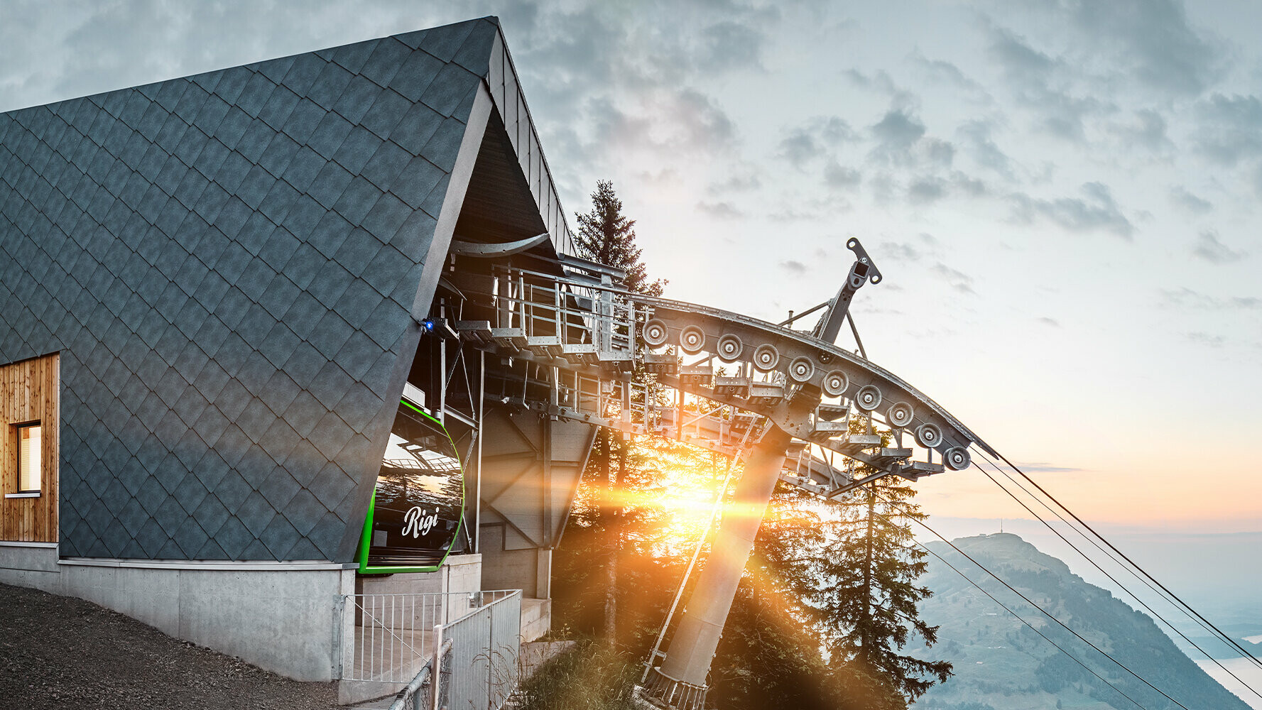 Luftseilbahn mit PREFA Dach und Fassade in der Schweiz bei Sonnenuntergang.