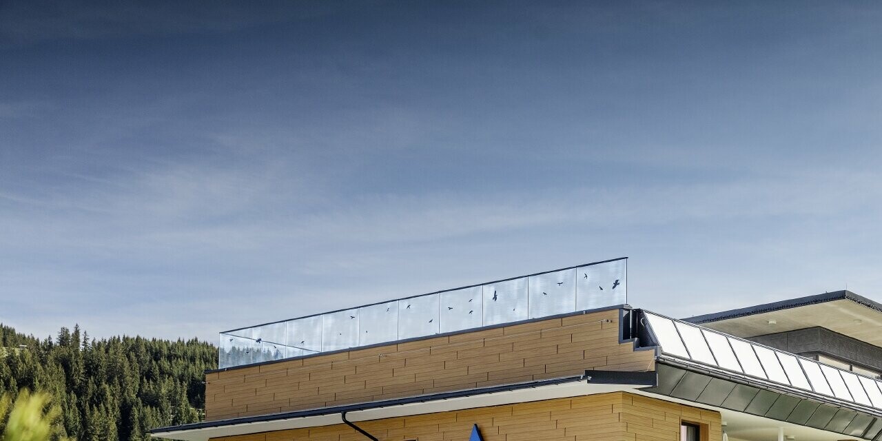 Entouré par la nature, l’établissement Guthof Lutz a été habillé avec les Sidings PREFA couleur chêne naturel. Le logo des appartements de vacances est également visible sur la façade.