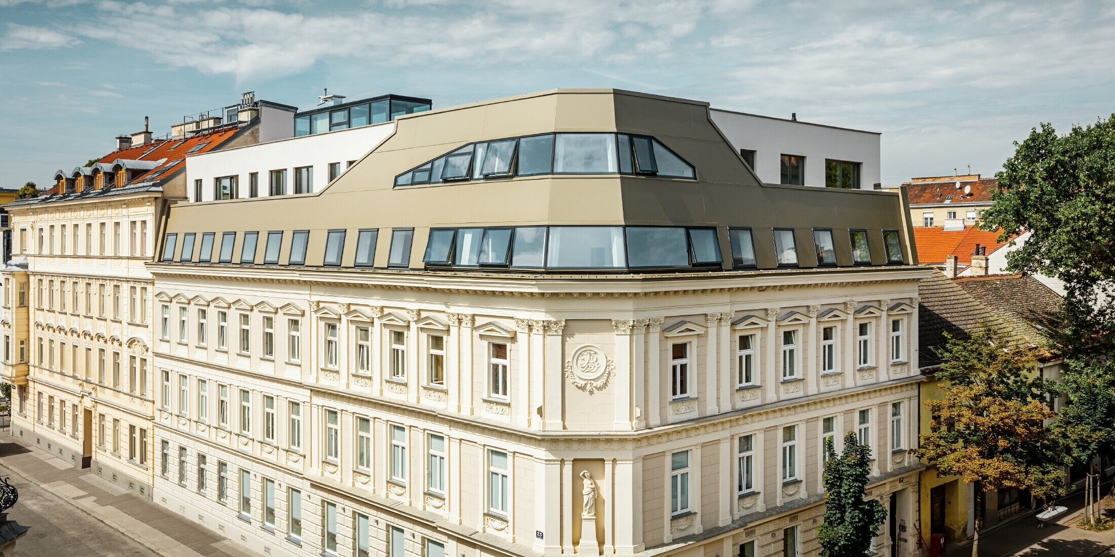 Dachflächenausbau in der Schloßhofer Straße in Wien mit der Aluminium Verbundplatte in bronze von PREFA