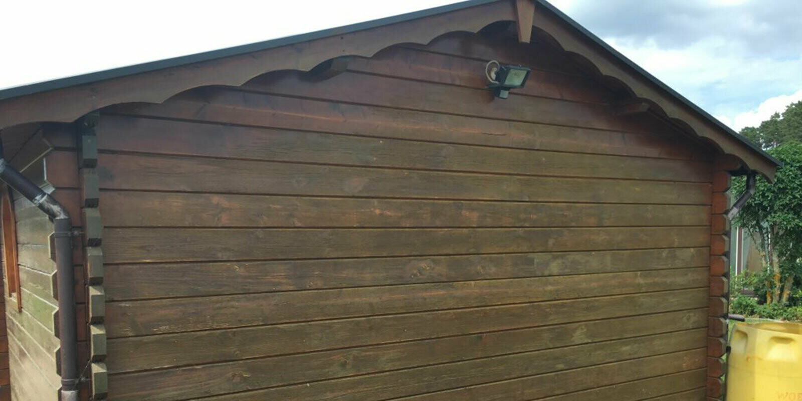 La casetta da giardino prima della ristrutturazione con il rivestimento in legno deteriorato, in seguito sostituito con doghe di rivestimento PREFA con effetto legno