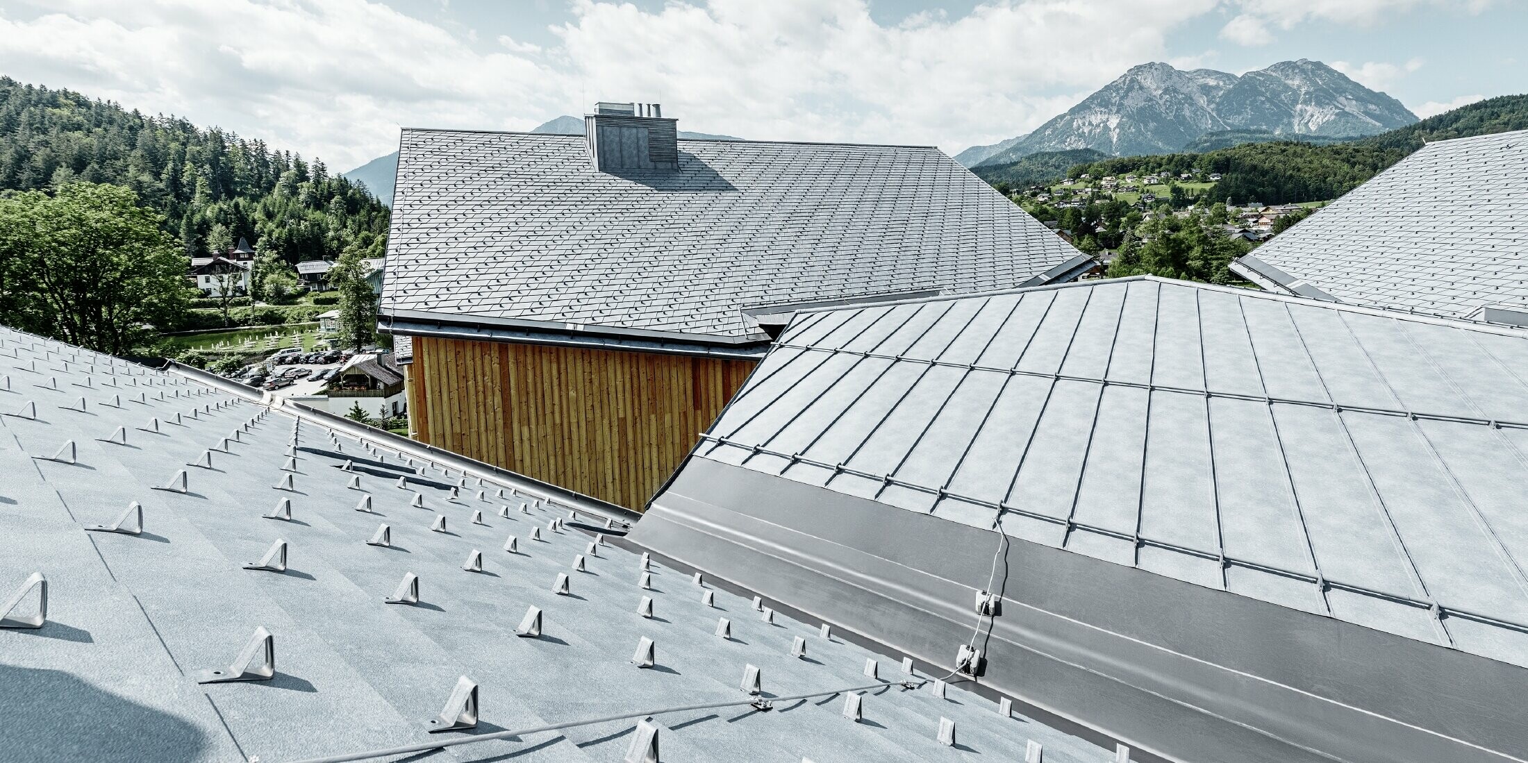 Hotel Vivamayr in Altaussee mit Holzfassade und PREFA Dachschindel Dach