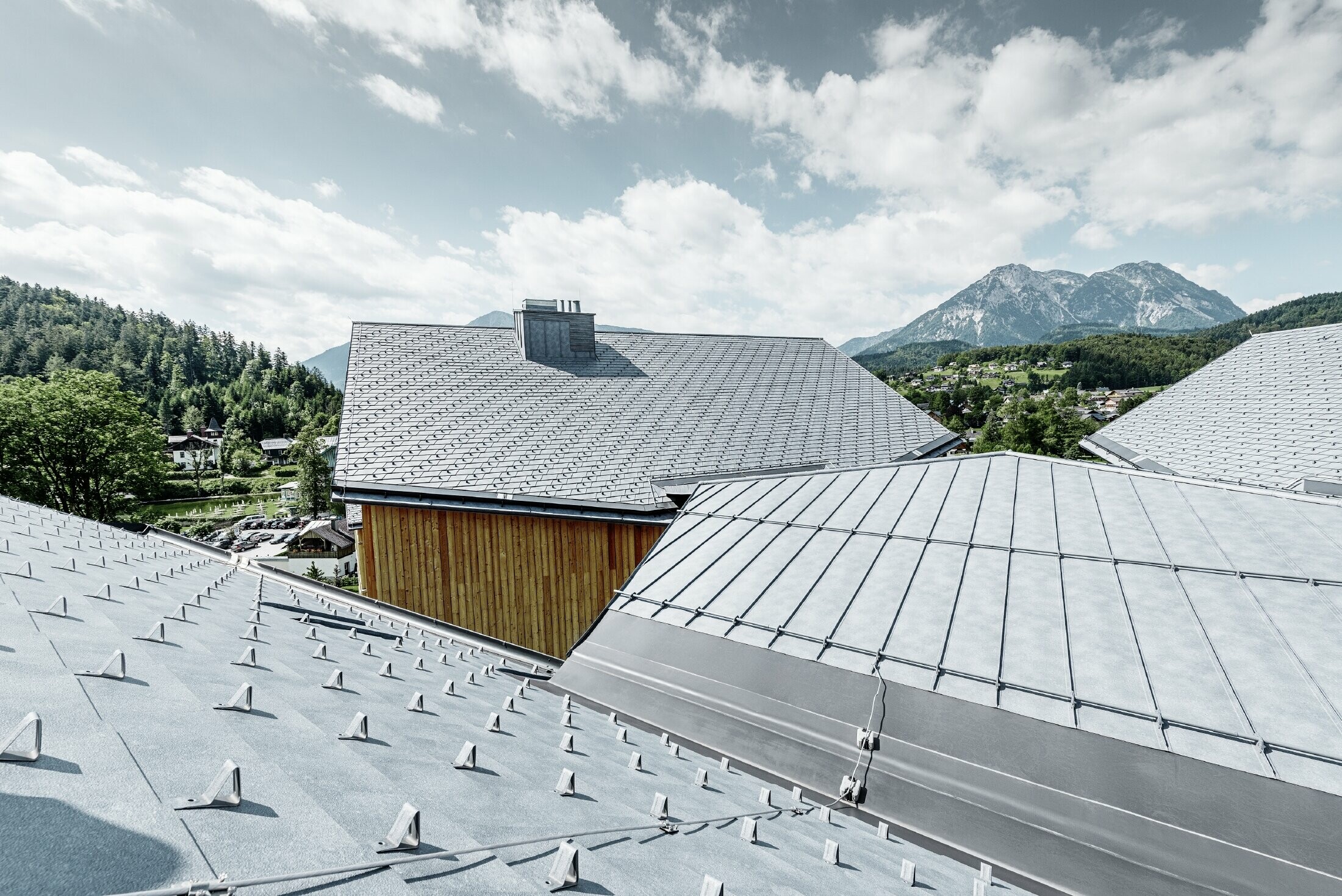 Hotel Vivamayr a Altausee con una facciata in legno e una copertura in scandole PREFA