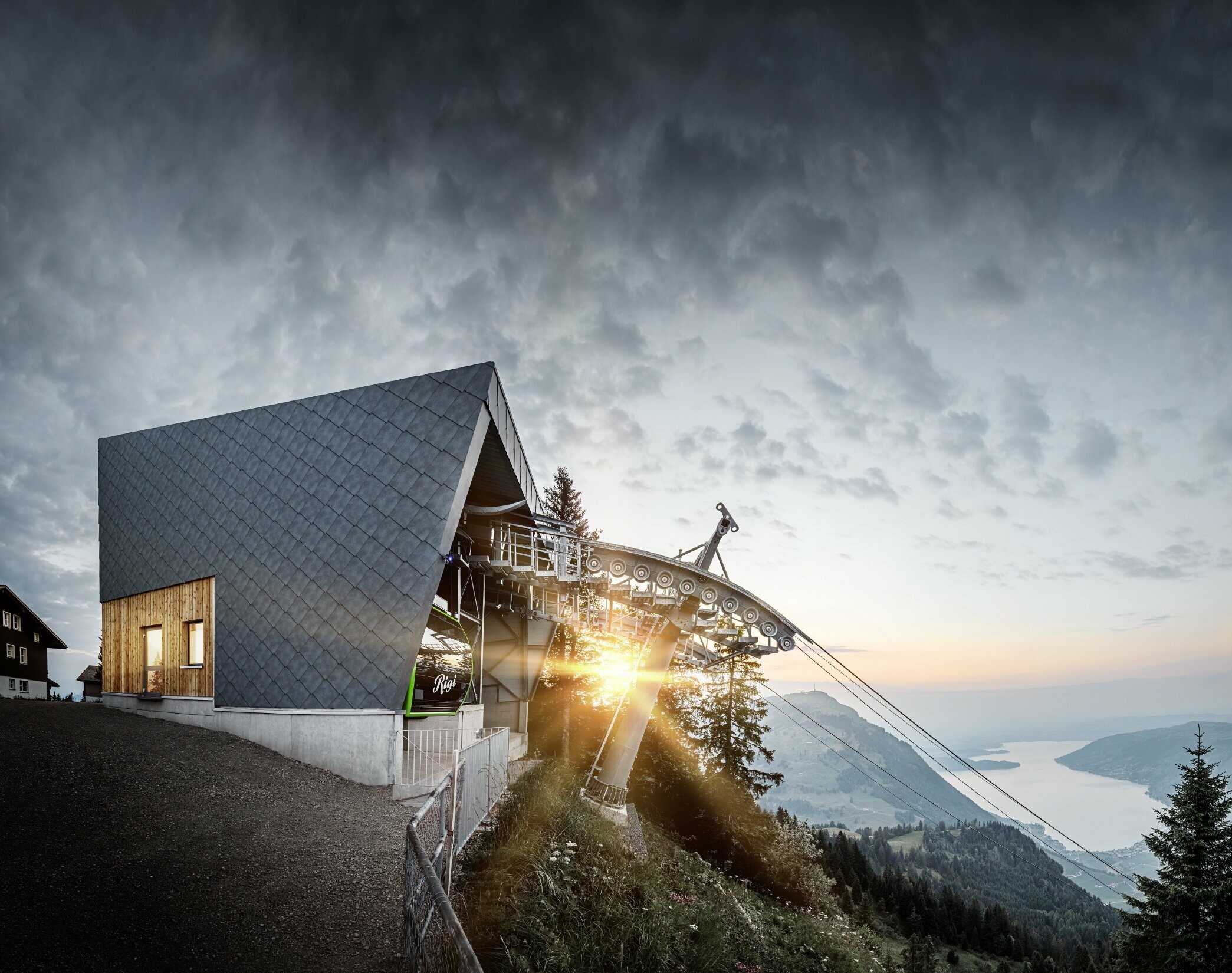 La gare d’arrivée du téléphérique du Rigi Scheidegg à l’aube. La gare d’arrivée rénovée a été recouverte de losanges de façade 44 × 44 PREFA couleur P.10 gris pierre.