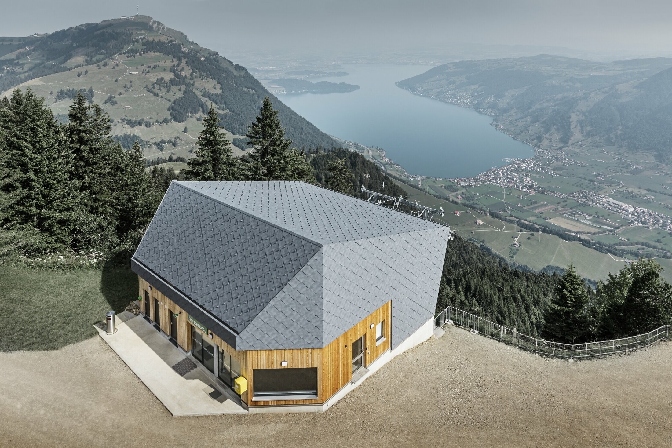 Riprese della stazione a monte della funivia Rigi Scheidegg, rivestita con scaglie 44 PREFA in P.10 grigio pietra e legno.