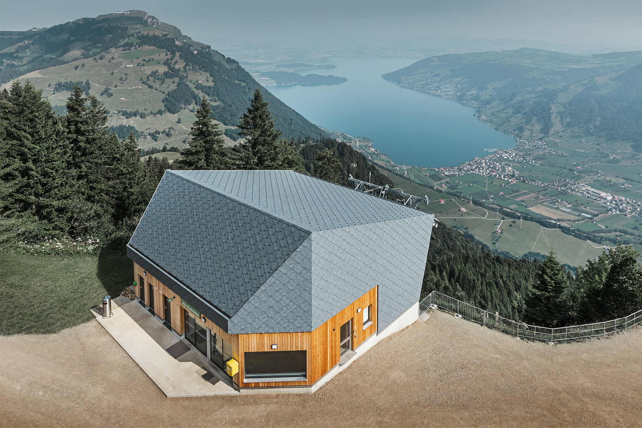 Riprese della stazione a monte della funivia Rigi Scheidegg, rivestita con scaglie 44 PREFA in P.10 grigio pietra e legno.