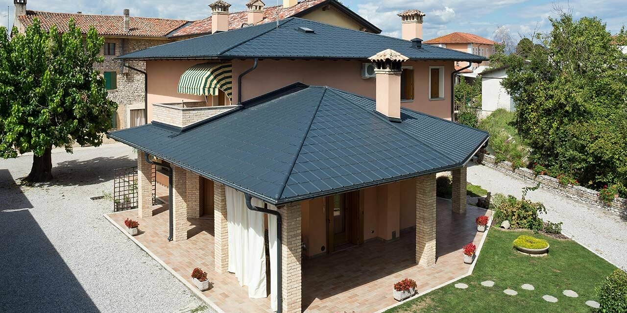 Italienische Villa mit typischem Zeltdach mit PREFA Dachplatte in P.10 Anthrazit