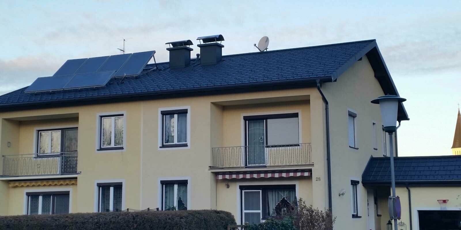 Condominio dopo la ristrutturazione del tetto con tegole PREFA in Austria