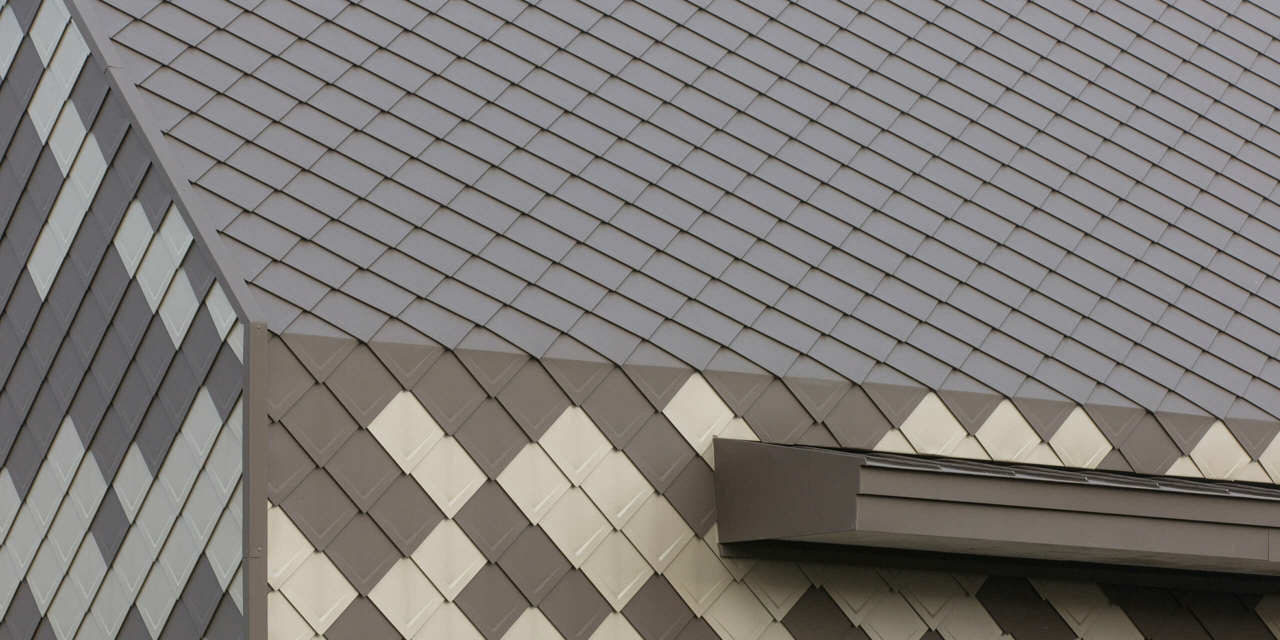 Vue détaillée des bords de la crèche de Sessenheim avec une coque mémorable en losanges de toit et de façade PREFA 29 × 29 dans les couleurs P.10 brun et bronze