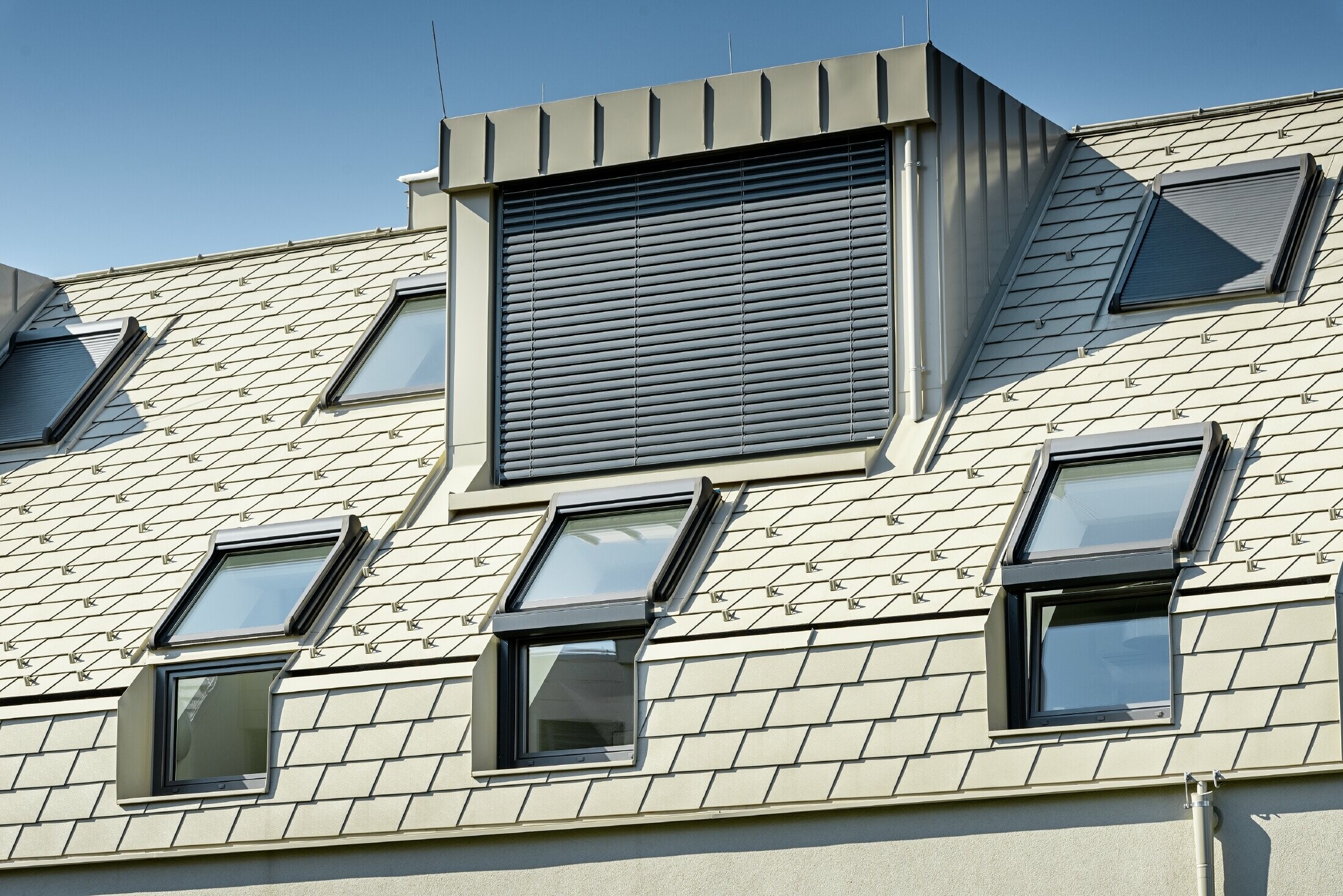 Nuovo complesso residenziale con grande superficie di coperture e velux