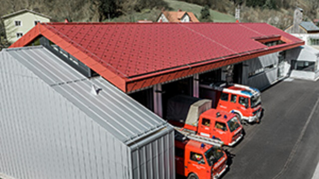 PREFA Betriebsfeuerwehr mit der PREFA Dachraute 44 × 44 und Prefalz verkleidet. PREFA Aluminium erfüllt die Brandschutzverordnungen sehr gut, informieren Sie sich hier.