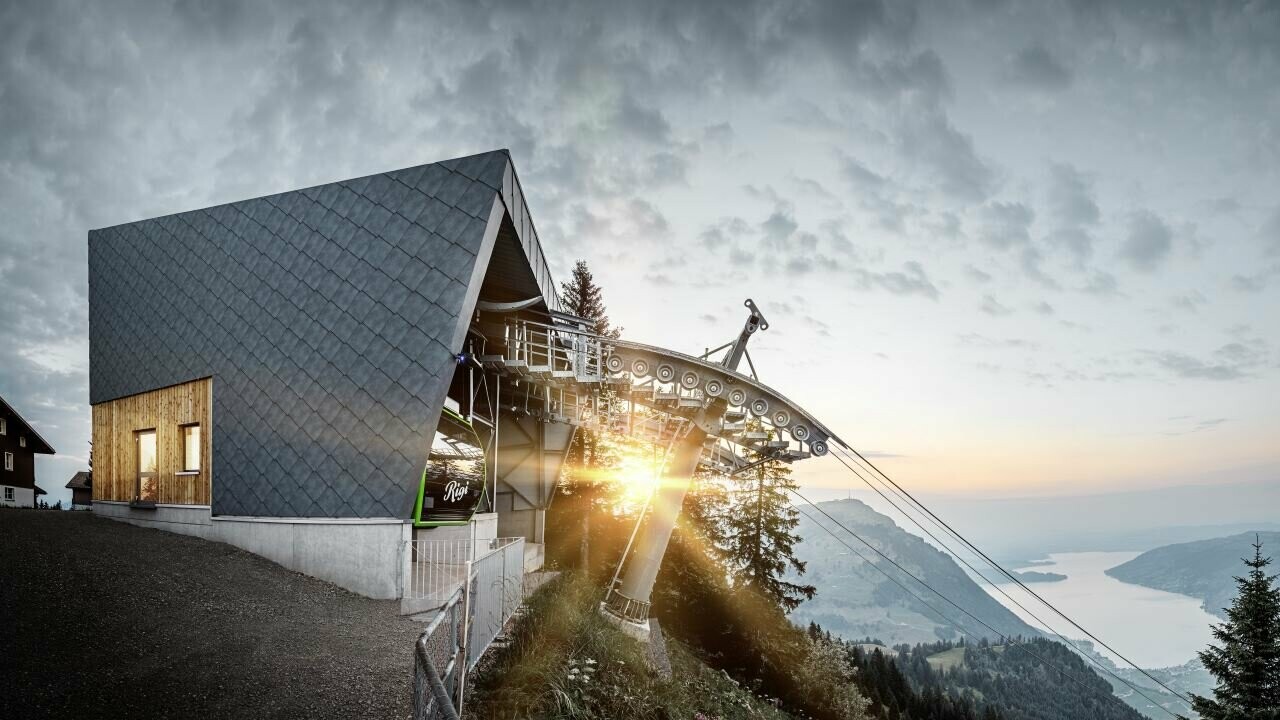 La funivia Rigi Scheidegg al tramonto, rivestita con la scaglia 44 PREFA in P.10 grigio pietra