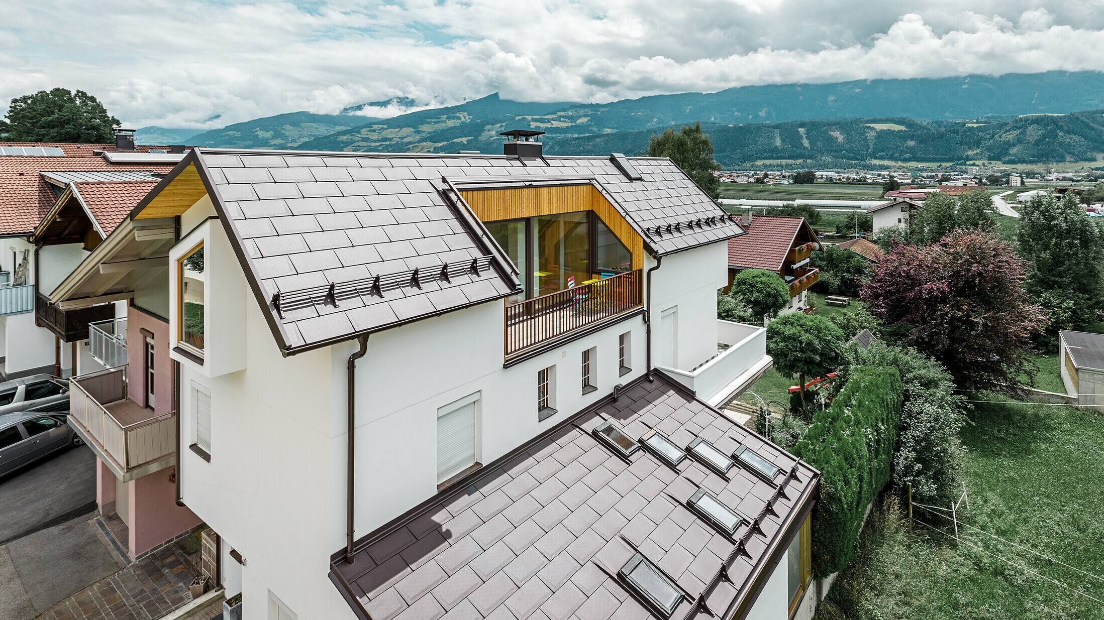 Das neue Wohnhaus in Thaur wurde mit der neuen Dachplatte R.16 von PREFA in Braun eingedeckt.