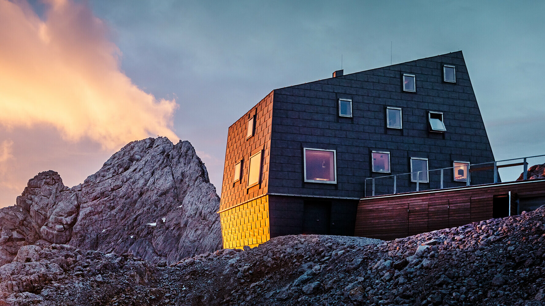 Neugebaute Schutzhütte am Dachstein mit PREFA FX.12 Dach- und Fassadenpaneel aus Aluminium in P.10 Steingrau