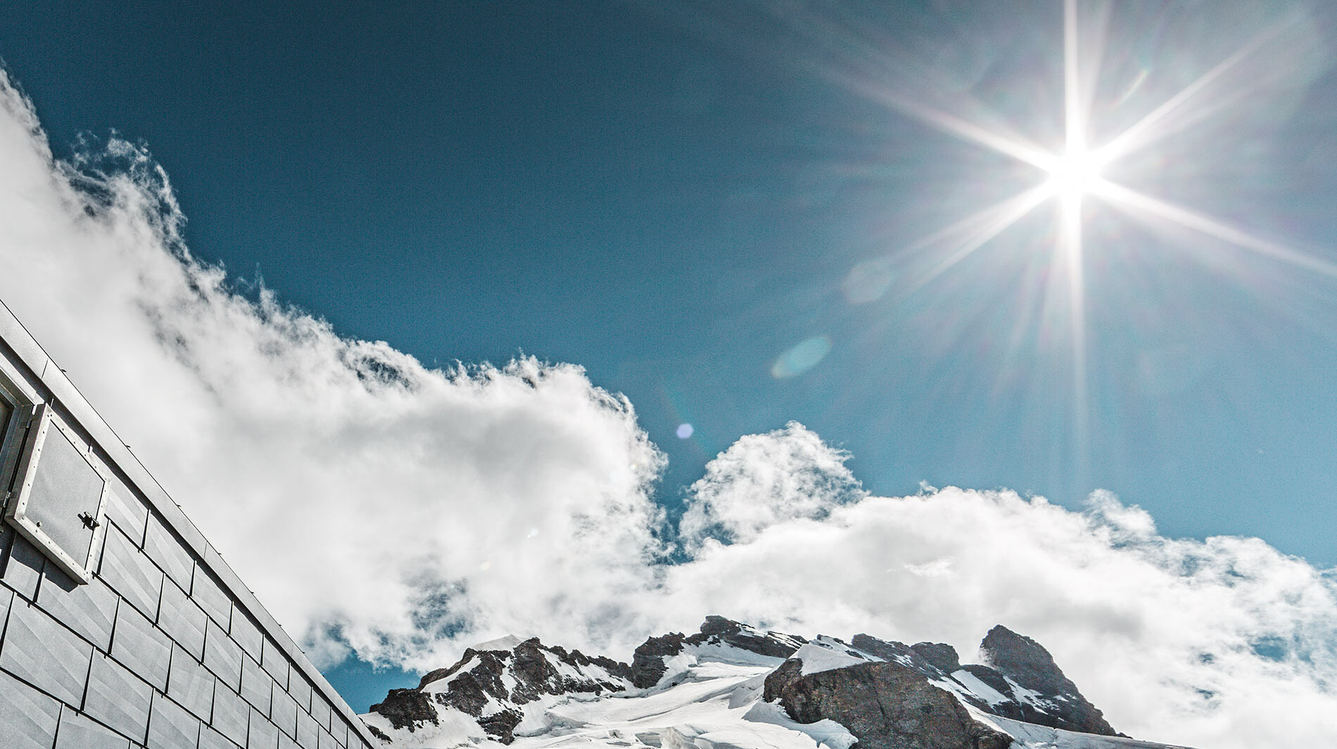 Aufnahme der Sonne, welche die Solarenergie sowie das PREFA Solardach symbolisiert.