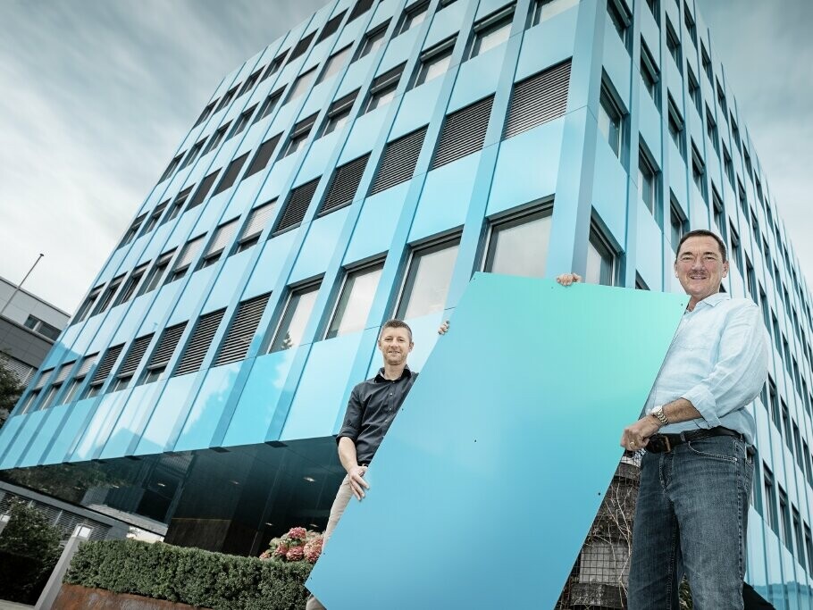 Stefan Wildi (Leitung PREFA Deutschschweiz) und Gebäudeverwalter Christian Rettenbacher vor der neuen grün-blauen PREFA Fassade des Wielandhauses in Aarau.