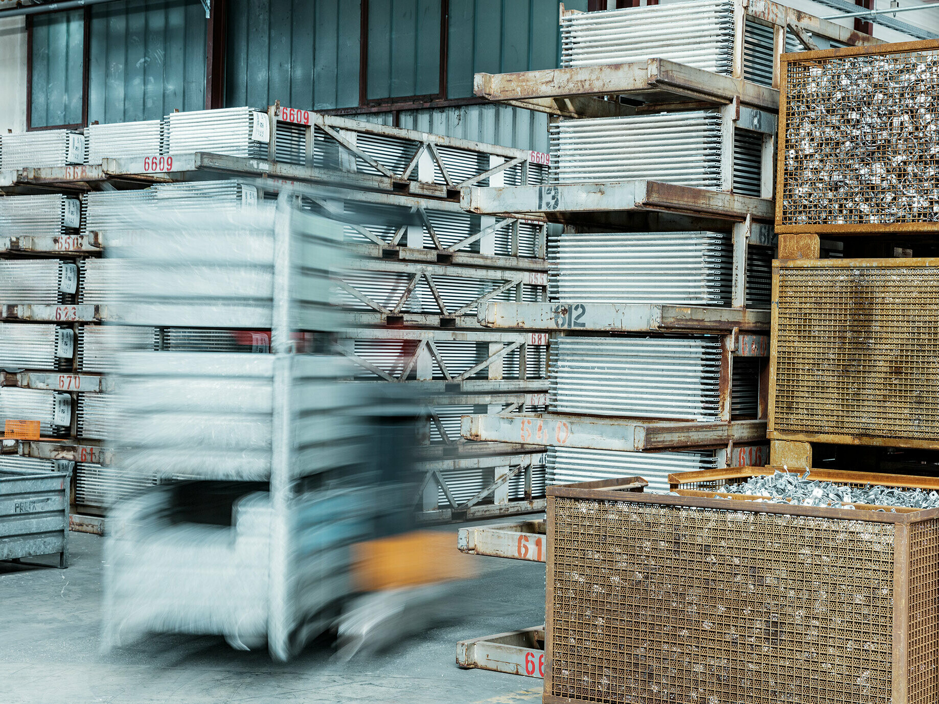 Aufnahme von Regalen im PREFA Aluminium Lager mit Verpackungen