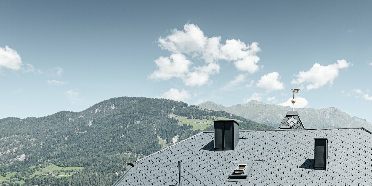 Felsenhaus con torre e una copertura in alluminio in antracite con una pizzeria al piano terra