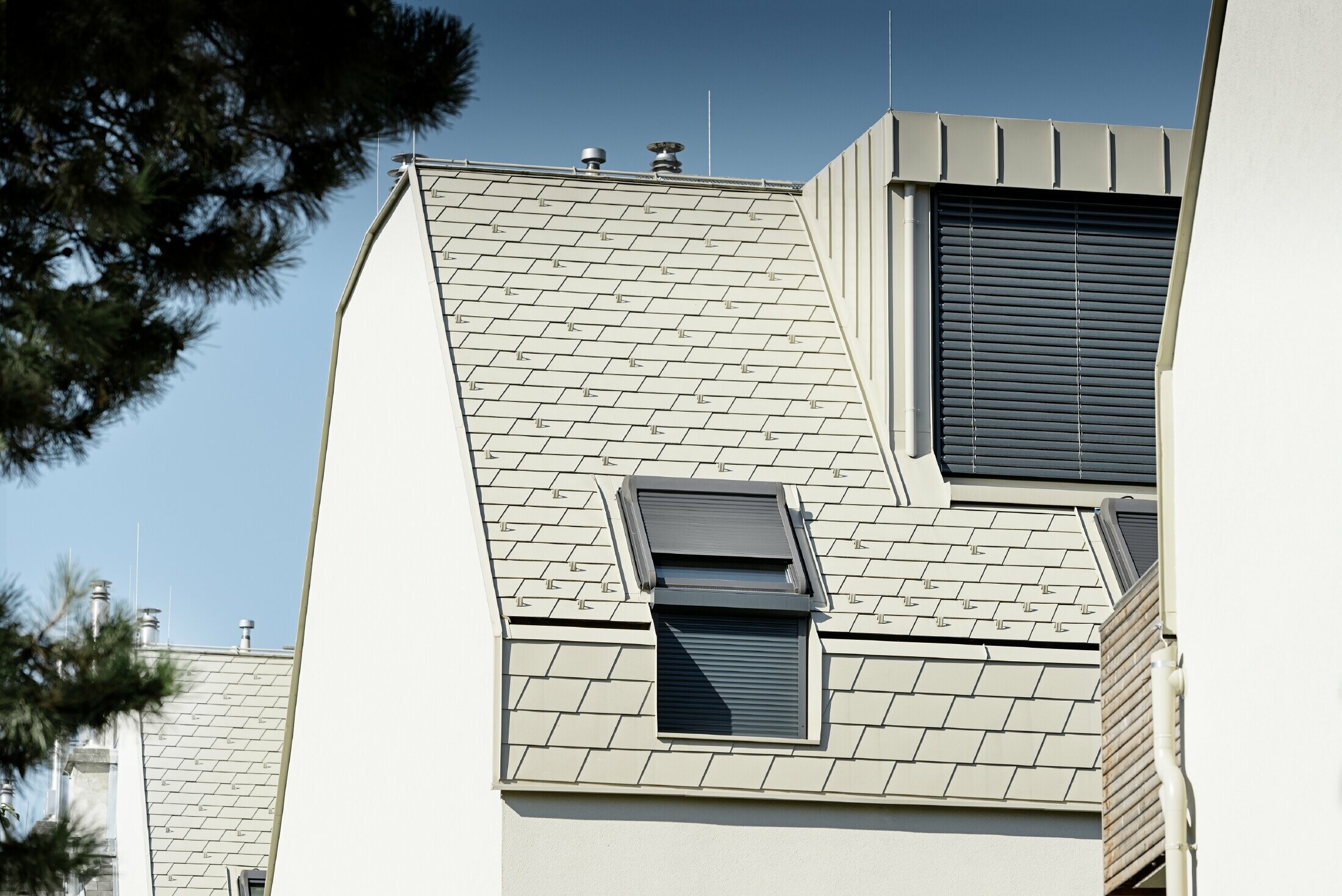 Nuovo complesso residenziale con grande superficie di coperture e velux