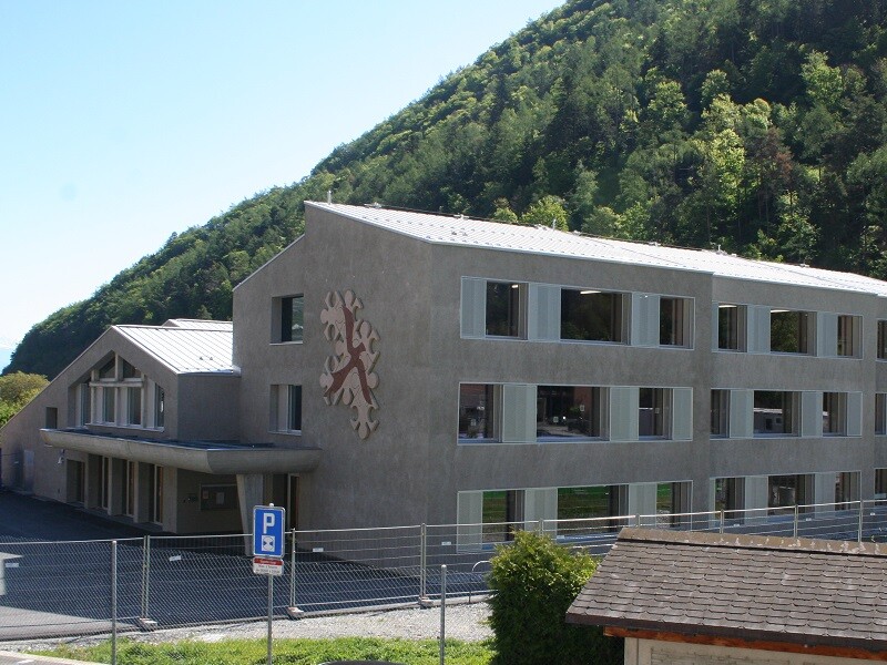 Falzonal Dach an einem Schulhaus in Martingy