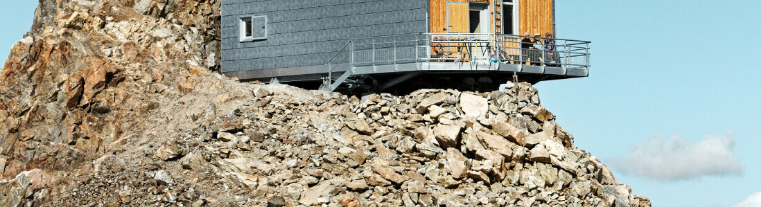 Il Rifugio de l’Aigle ristrutturato di recente con il pannello per facciata e tetto FX.12 PREFA in grigio pietra P.10.