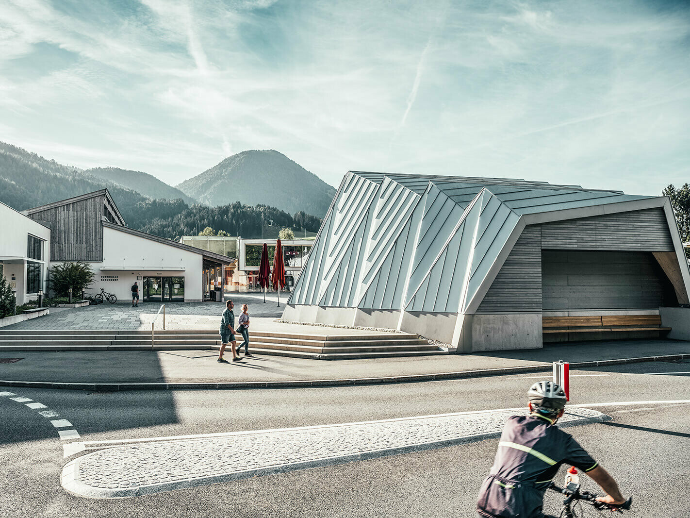 Blick in Richtung Dorfplatz und Rückseite des Musikpavillon