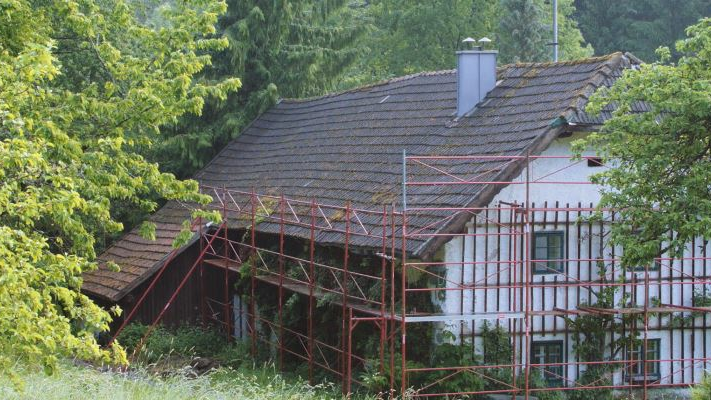 vecchia copertura del Wiesenhaus poco prima della ristrutturazione con la scandola PREFA, con impalcatura 