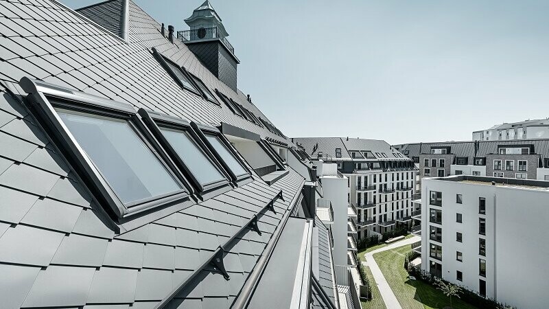 Ein altes Krankenhaus renoviert zu Mehrfamilienhäusern und gedeckt in PREFALZ und Raute 29x29.