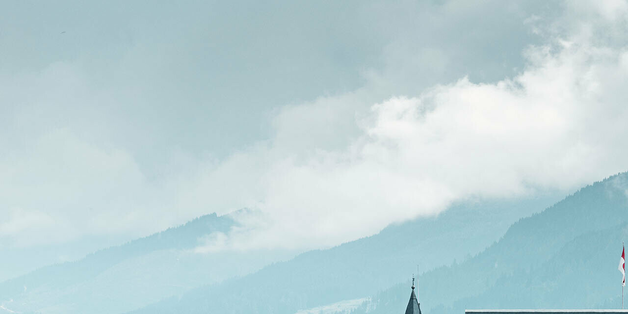 Castello Mittersill circondado da alberi e montagne con una copertura in Prefalz in grigio pietra ristrutturato