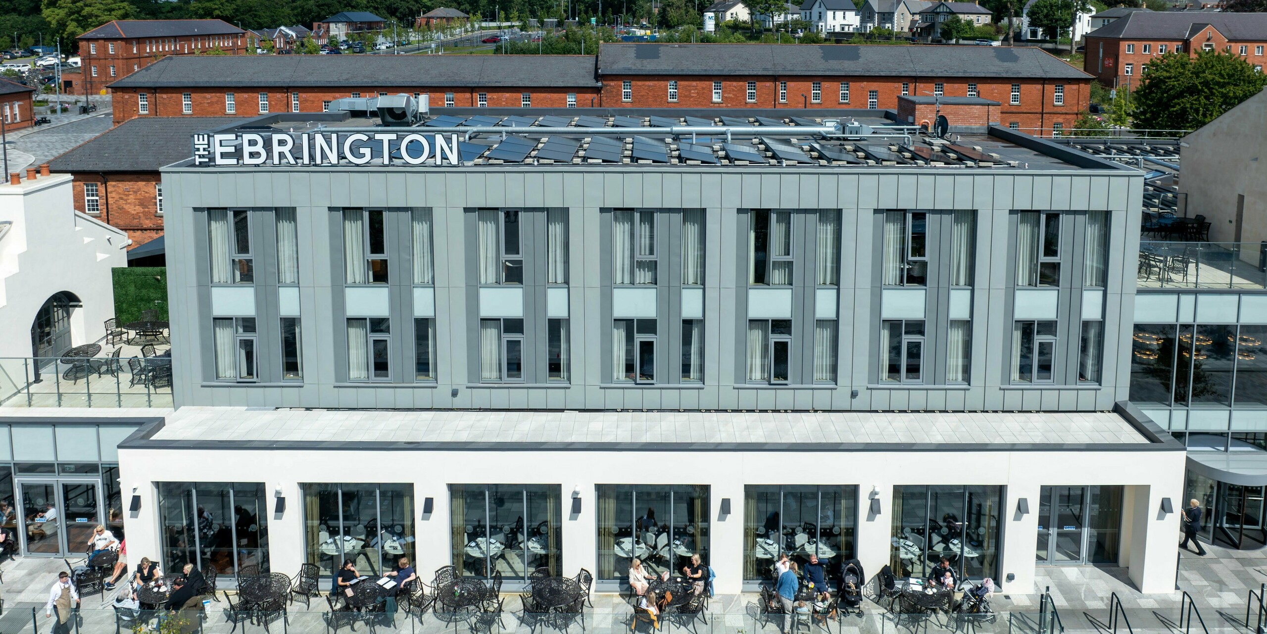 Das Ebrington Hotel im Zentrum von Londonderry, der zweitgrößten Stadt Nordirlands, präsentiert seine markante Aluminiumfassade im Obergeschoss. Verkleidet mit PREFALZ von PREFA in den Farben P.10 Hellgrau und P.10 Zinkgrau, verleiht die stilvolle und widerstandsfähige Blechverkleidung dem Hotel eine moderne und ansprechende Optik. Die hochwertige PREFALZ-Beschichtung unterstreicht die architektonische Eleganz und Langlebigkeit der Fassade.