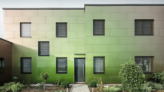 Chamäleon Fassade aus PREFA Aluminium Verbundplatten erscheint je nach Sonnenstand in verschiedenen Farben