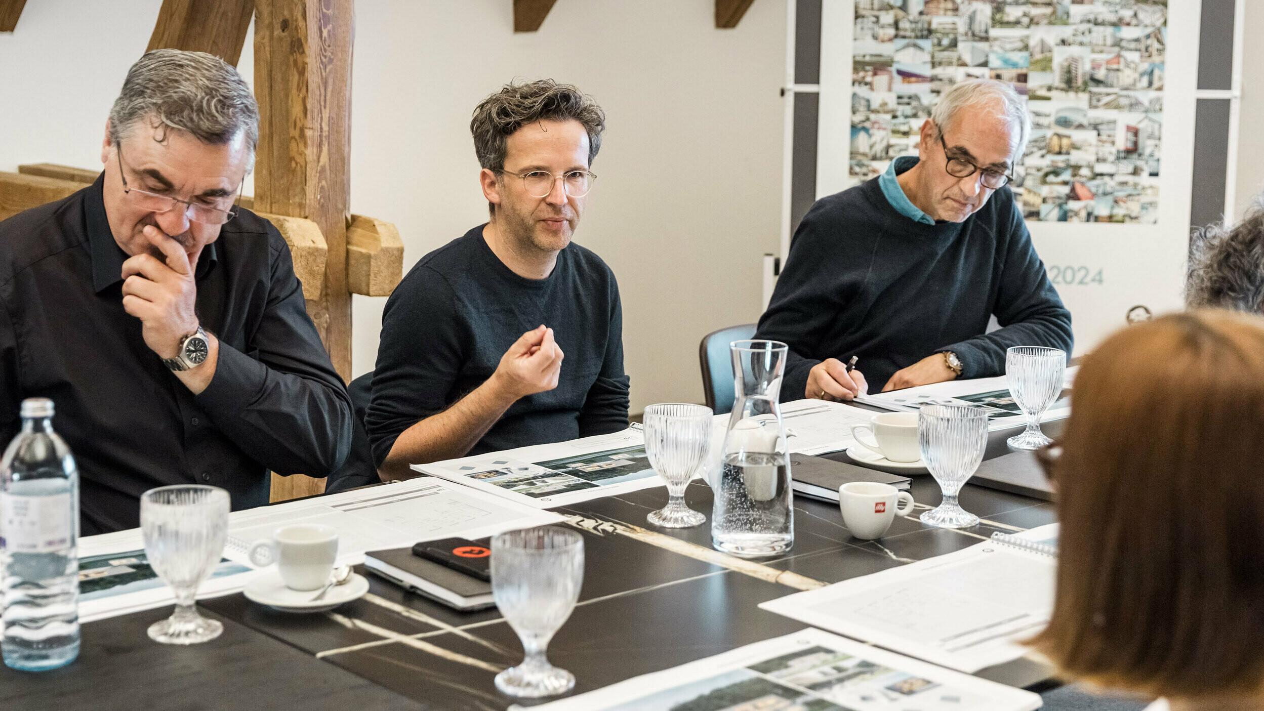 Une partie du jury d'experts examine les fiches de projet affichées.