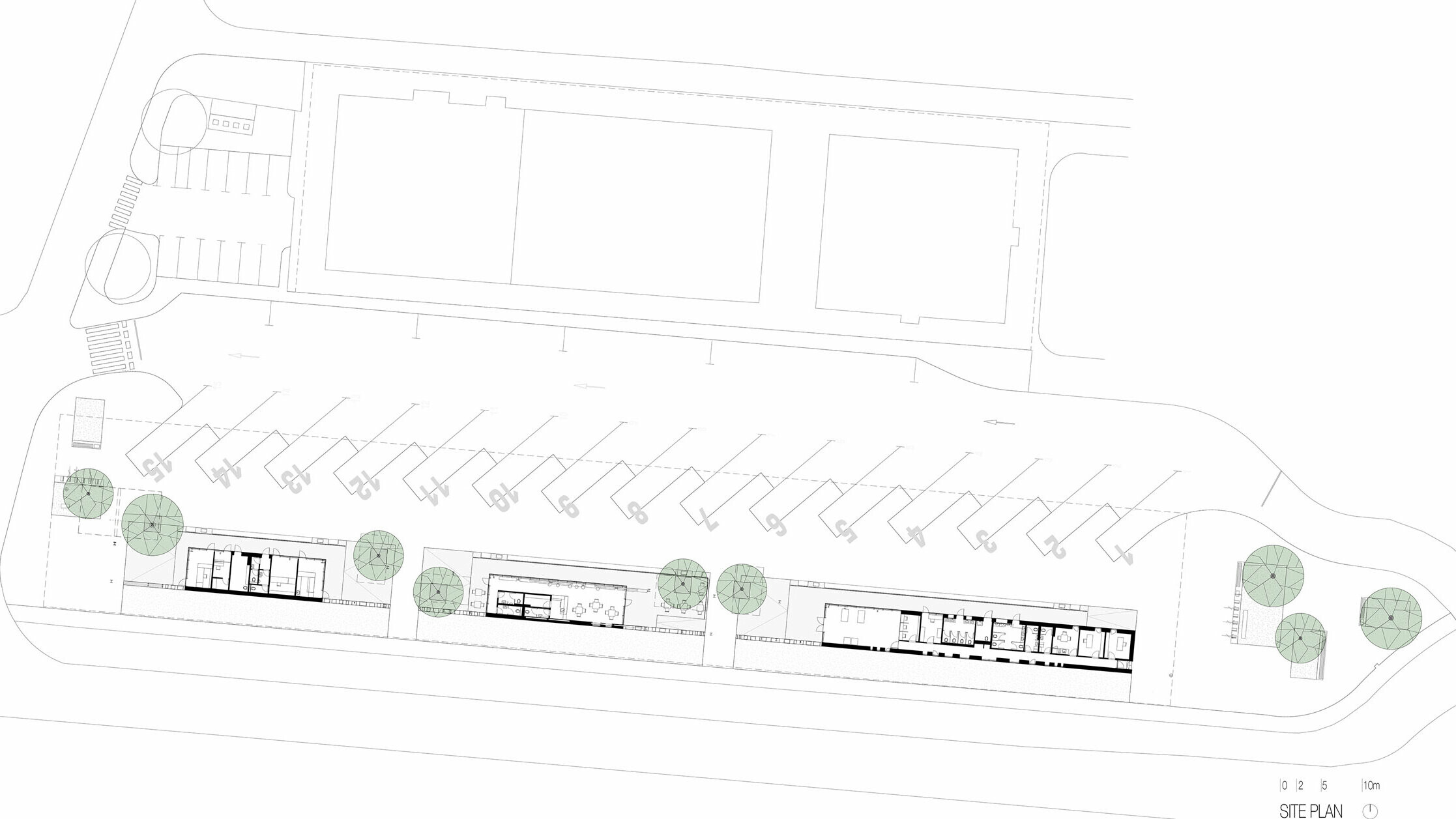 Le plan de situation est une vue d'ensemble du hall de la gare routière « Autobusni Kolodvor Slavonski Brod » en Croatie. Ce plan montre la disposition des quais d'autobus et des emplacements de stationnement, ainsi que des bâtiments et des espaces verts sur le site. Au centre du plan, on peut voir les bâtiments du hall de gare, percés de plusieurs arbres. Les quais sont numérotés et disposés le long de la partie supérieure du plan, tandis que les places de stationnement sont situées dans la zone inférieure. Le plan de situation représente clairement l'ensemble du complexe et ses éléments structurels, tels que les voies de cheminement, les aires de stationnement et la végétation.