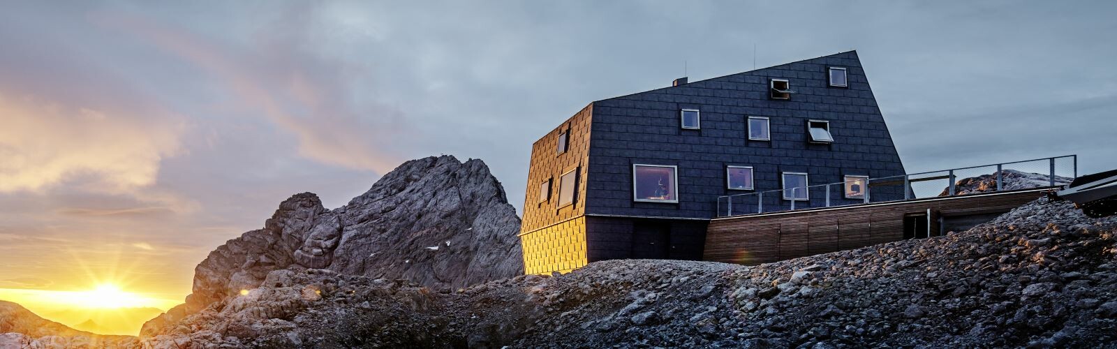 Un tramonto mozzafiato al rifugio Seethalerhütte completamente rivestito in FX.12 PREFA colore P.10 grigio pietra