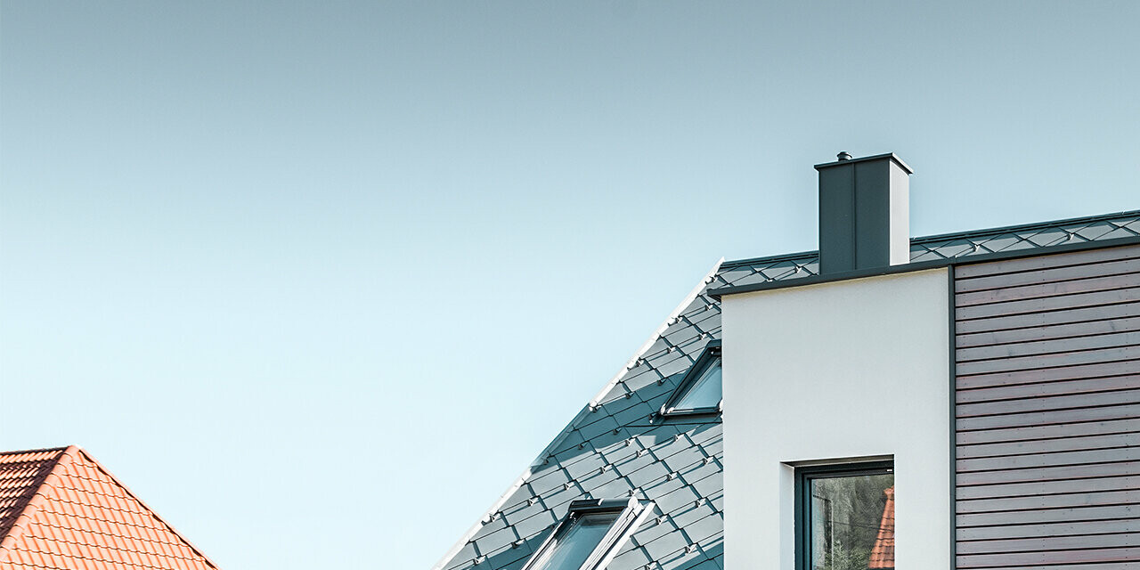 La maison individuelle avec toit à deux pans à Leonding a été entièrement rénovée. La surface de toit a été recouverte de losanges de toiture 44 × 44 PREFA couleur gris souris avec arrêts neige. Le choix s’est porté sur la gouttière suspendue de PREFA, également couleur gris souris. 