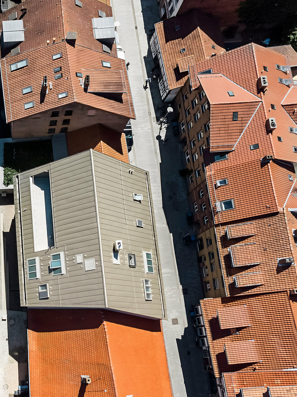  Das neue, von Atelier ST realisierte Kunsthaus in Göttingen aus der Vogelperspektive: Mit seinem bronzefarbenen Prefalz Dach fügt es sich elegant in die Altstadt ein.