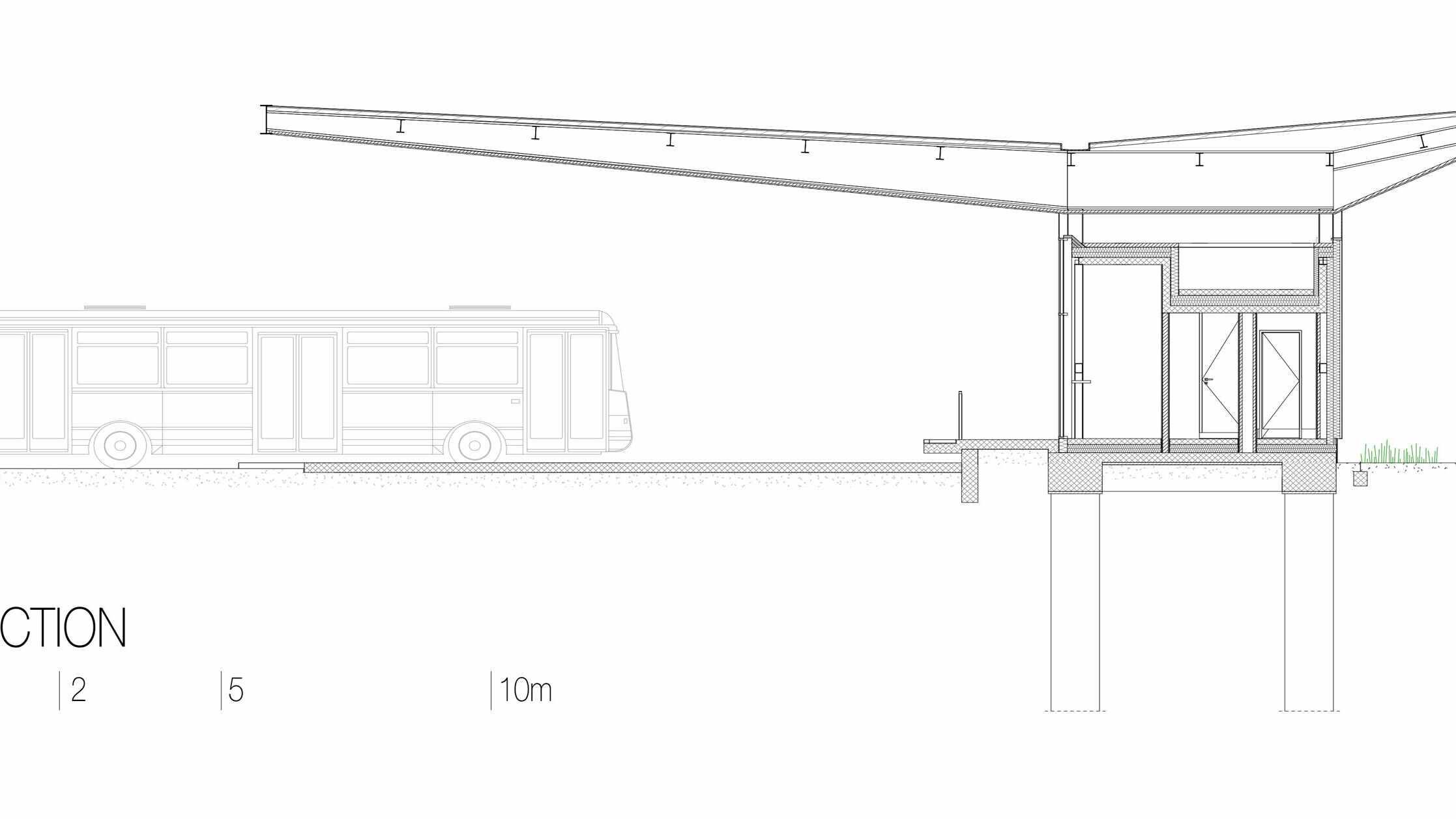 Il disegno mostra una sezione trasversale della stazione ”Autobusni Kolodvor Slavonski Brod” in Croazia. La sezione illustra la costruzione dell’edificio, compreso il tetto Prefalz bianco di PREFA, che poggia su sottili colonne e sporge molto al di sopra delle aree sottostanti. Sotto il tetto si trovano gli spazi interni della stazione, con linee chiare e ampie superfici vetrate. Il disegno mostra anche la costruzione delle fondamenta e le colonne sotterranee che sostengono la struttura. Sul lato sinistro è raffigurato un autobus che testimonia le proporzioni. La sezione trasversale fa risaltare la costruzione moderna e funzionale della stazione e l’integrazione di vetro e alluminio nel progetto.
