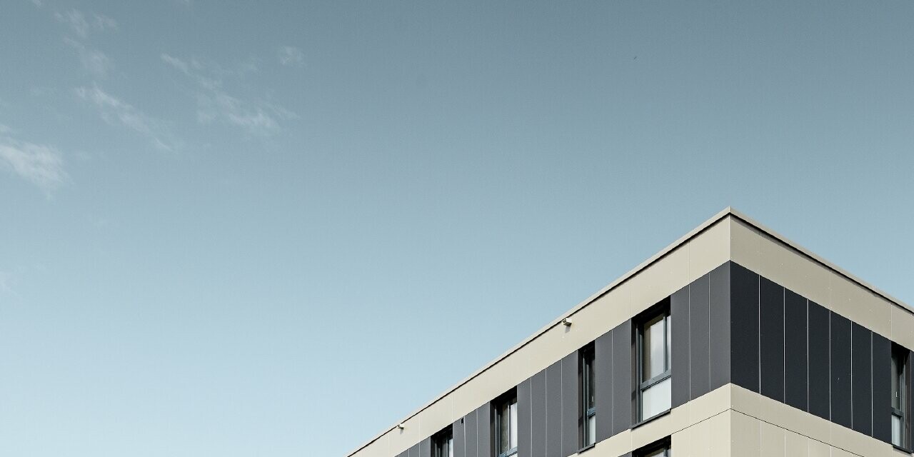 Complexe résidentiel aux immeubles cubiques — Façades en aluminium PREFA de couleur bronze avec des éléments gris noir