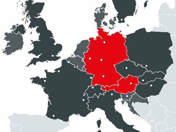 Landkarte mit allen europäischen Ländern in denen PREFA geschäftlich aktiv ist, in Rot die beiden Produktionsstandorte Österreich und Deutschland