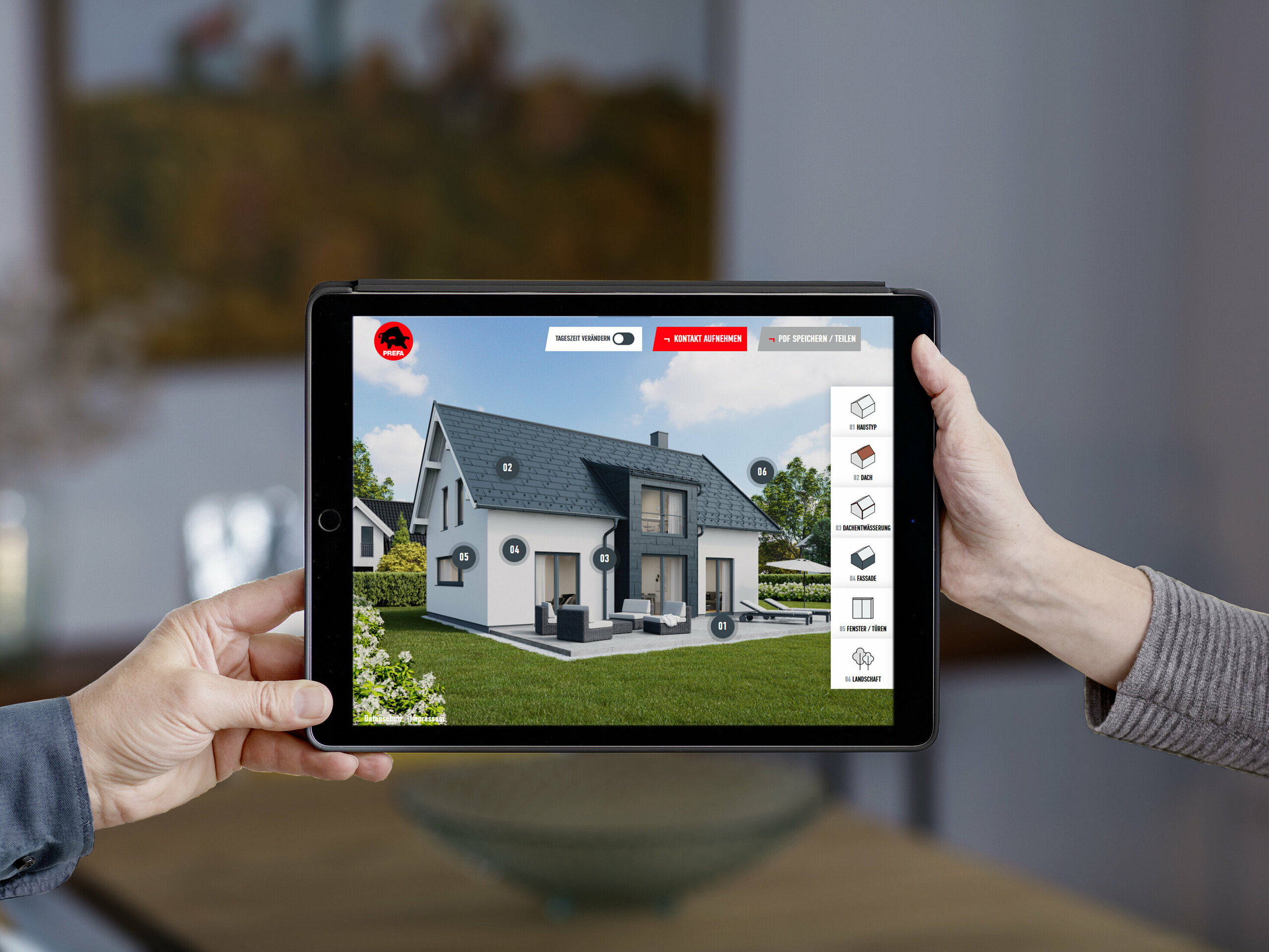 Due mani reggono un tablet. La pagina del configuratore PREFA per tetto e facciata è aperta sul tablet.
