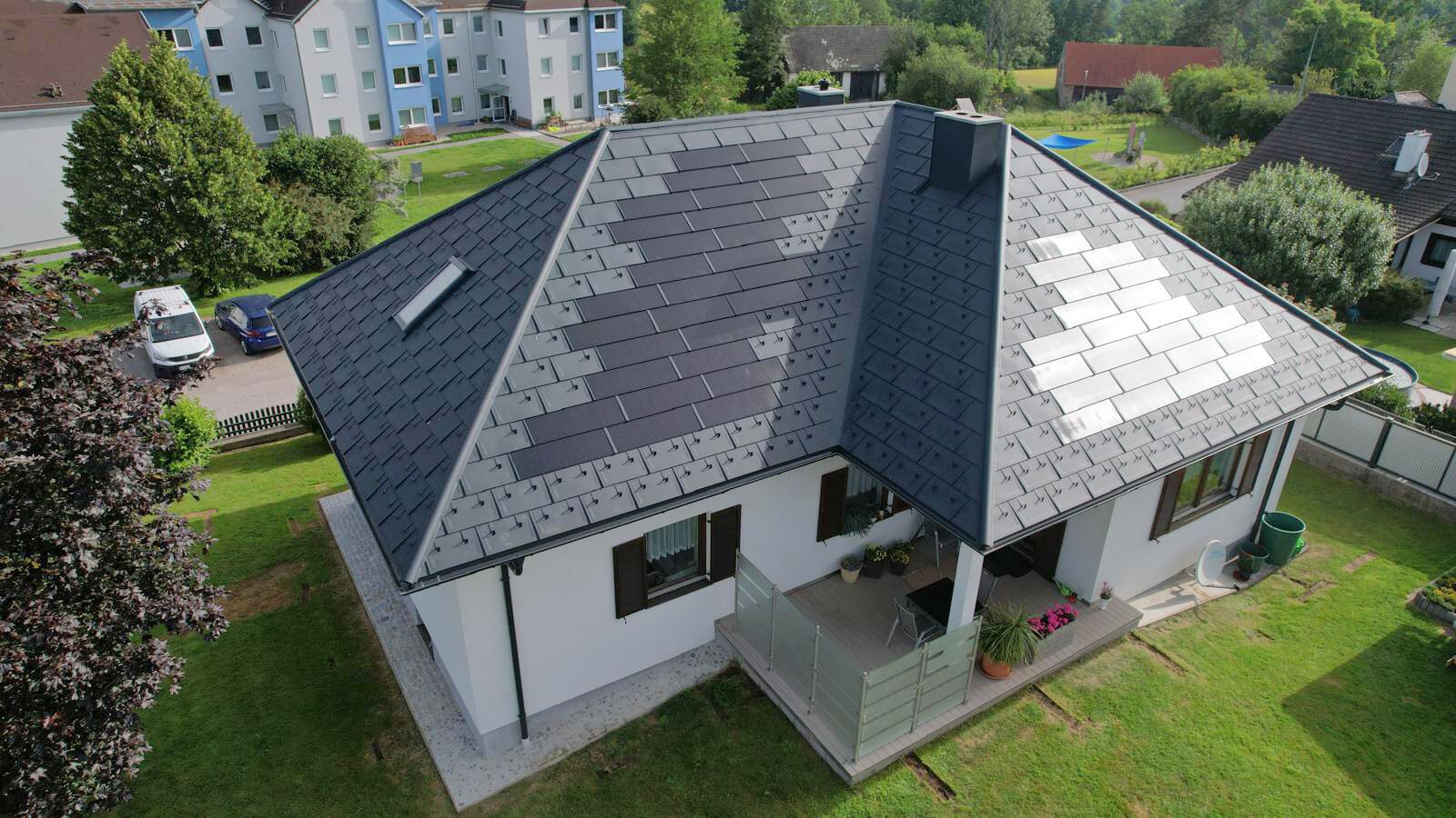 Une maison individuelle classique à Weitra, en Basse-Autriche, rénovée avec les innovantes tuiles solaires et tuiles R.16 PREFA. Le toit combine des produits en aluminium de haute qualité et une technologie solaire avancée pour produire de l'énergie durable tout en offrant une protection stylée. La toiture PREFA confère à la maison une apparence élégante et contemporaine. Les panneaux solaires innovants du toit contribuent en outre à une production d'énergie respectueuse de l'environnement. Le toit en tôle de haute qualité est synonyme de longévité, de résistance aux intempéries et d'efficacité énergétique.