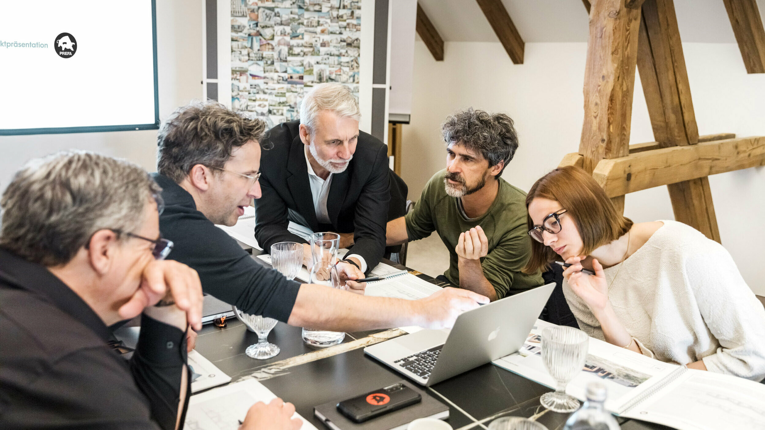 Le jury lors de la discussion des projets.