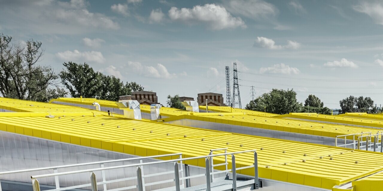 Immagine dettagliata della superficie del tetto di colore giallo della nuova Remise di Budapest, con tetto con aggraffatura di PREFA;