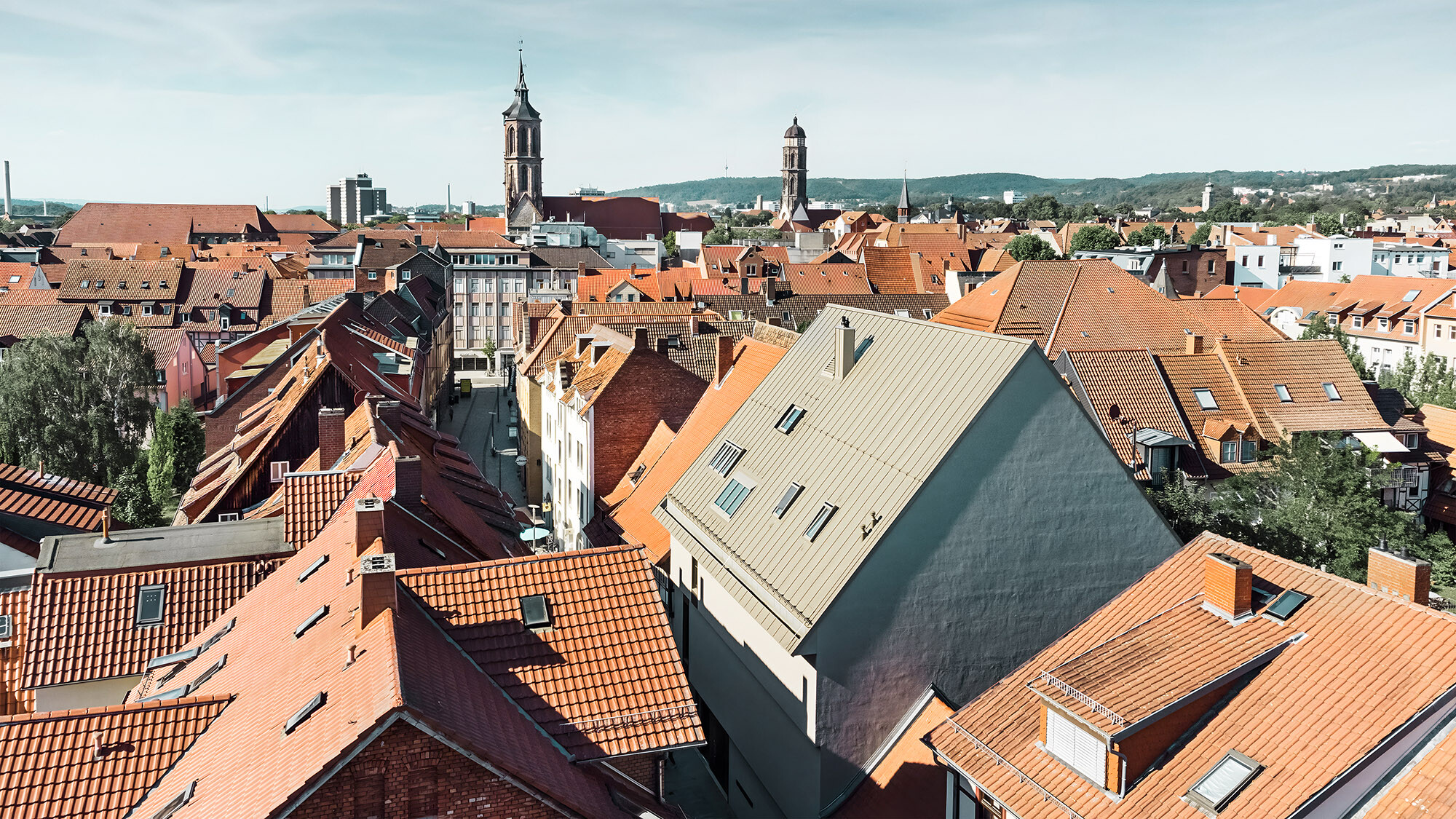 La vieille ville de Göttingen vue d'une perspective normale : le bâtiment de l'exposition s'intègre élégamment dans son environnement tout en conservant sa propre identité.