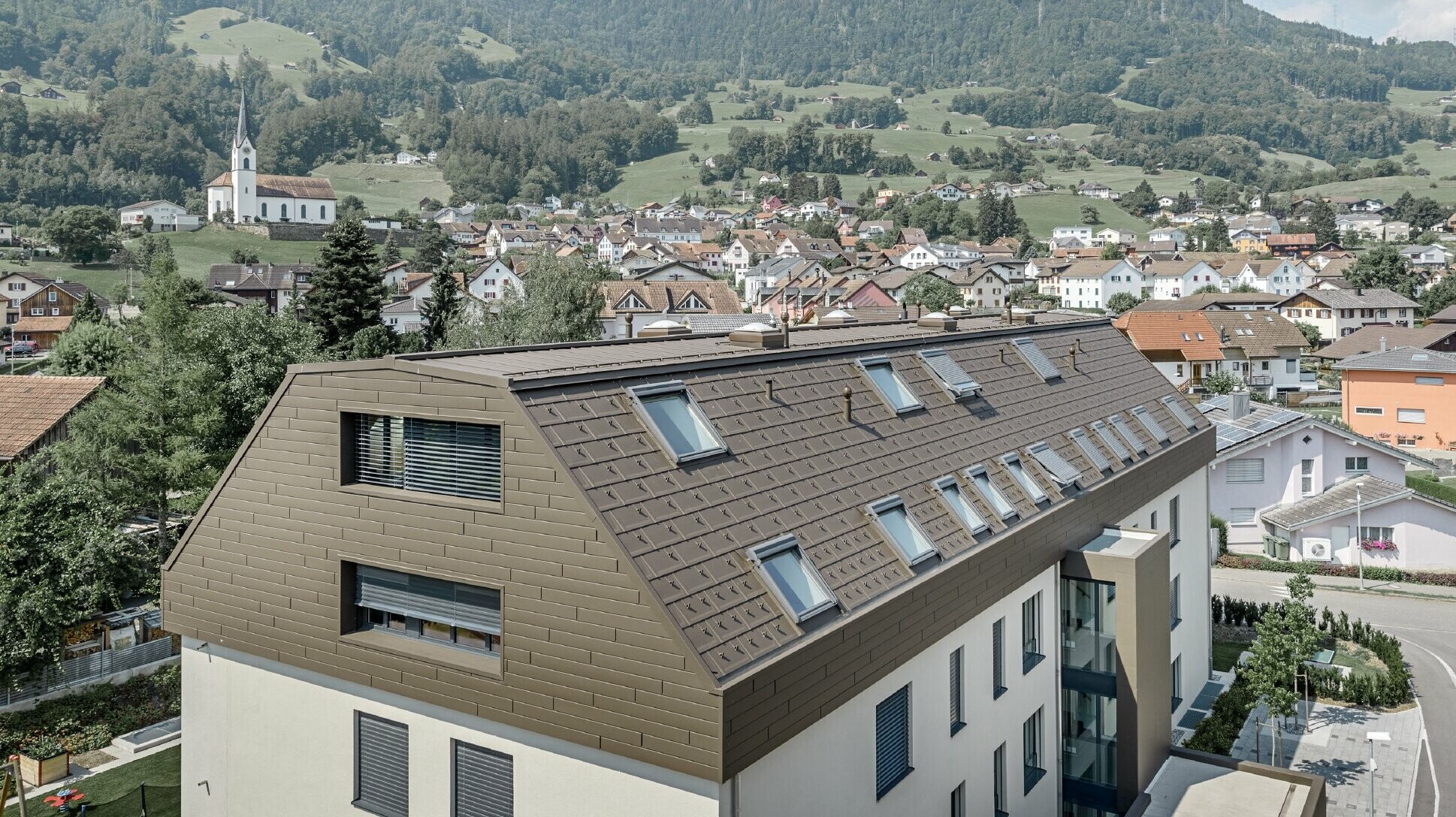 Dachgeschoßausbau des Wohnhauses in Wangs mit braunen Alu-Paneelen von PREFA für Dach und Fassade.