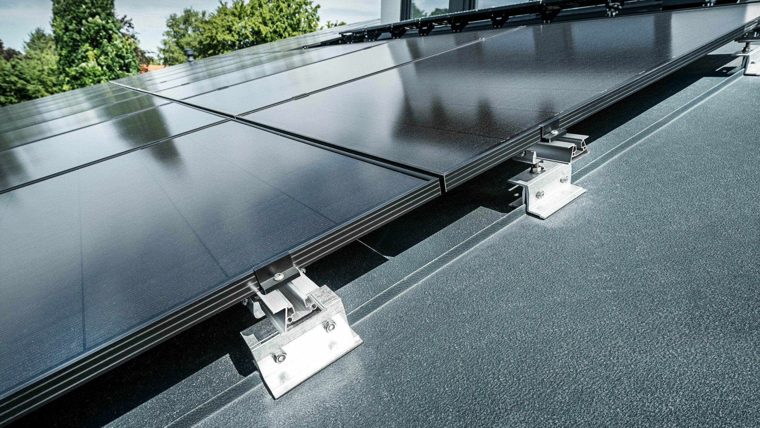 Gros plan sur le support solaire PREFA PREFALZ Vario sur un toit à joint debout en anthracite 