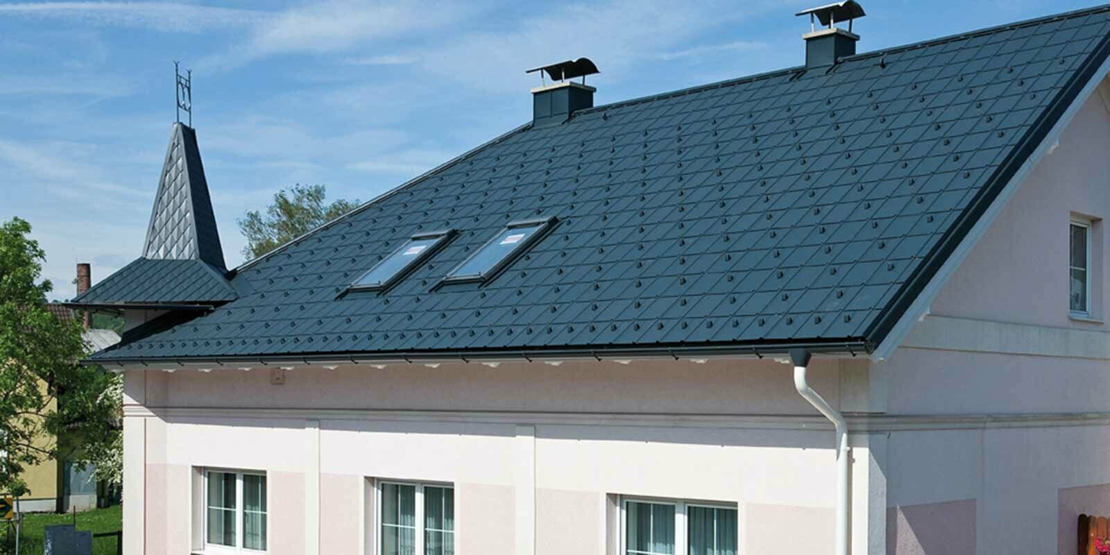 Casa dopo la ristrutturazione del tetto con tegole PREFA in Austria - prima erano presenti una copertura era in fibrocemento Eternit, una torretta e una facciata rosa